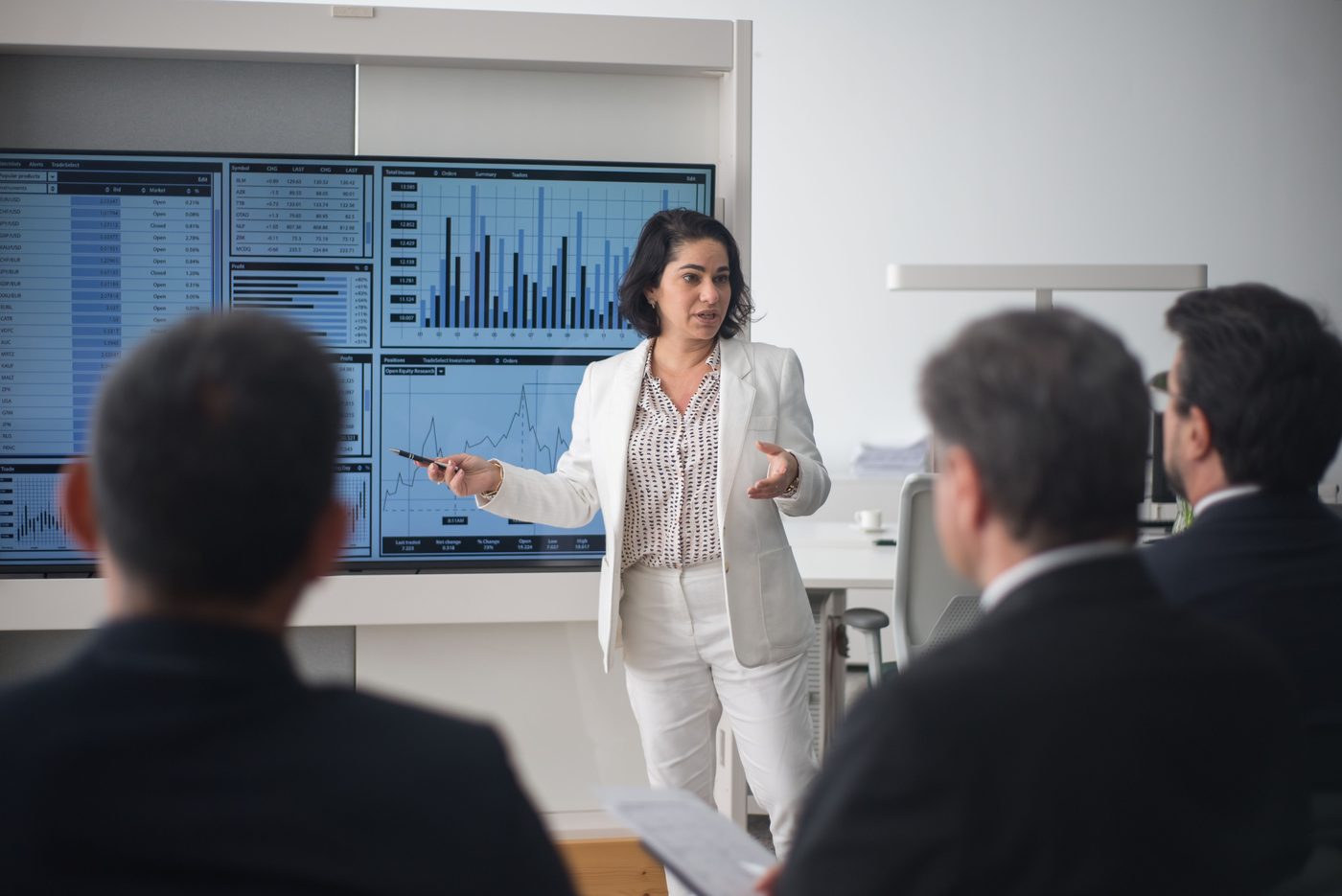 Estratega presentando resultados al directorio